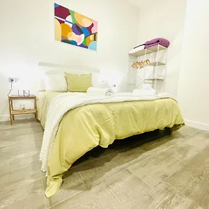 comodo-moderno-y-cerca-de-todo-en-malaga.hotelsinnerja.org/